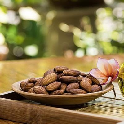 बदाम तेल: सौंदर्याचा राजेशाही खजिना आणि आरोग्याचे अमृत | खाण्याचे फायदे विरुद्ध लावण्याचे फायदे