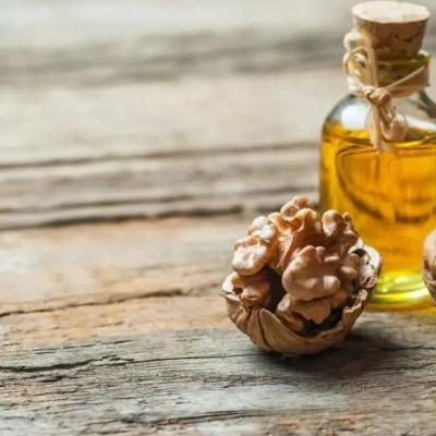 अक्रोड तेल: ‘ब्रेन-फूड’ म्हणून ओळखला जाणारा निसर्गाचा चमत्कार | मेंदू, हृदय आणि त्वचेसाठी एक शाही भेट!